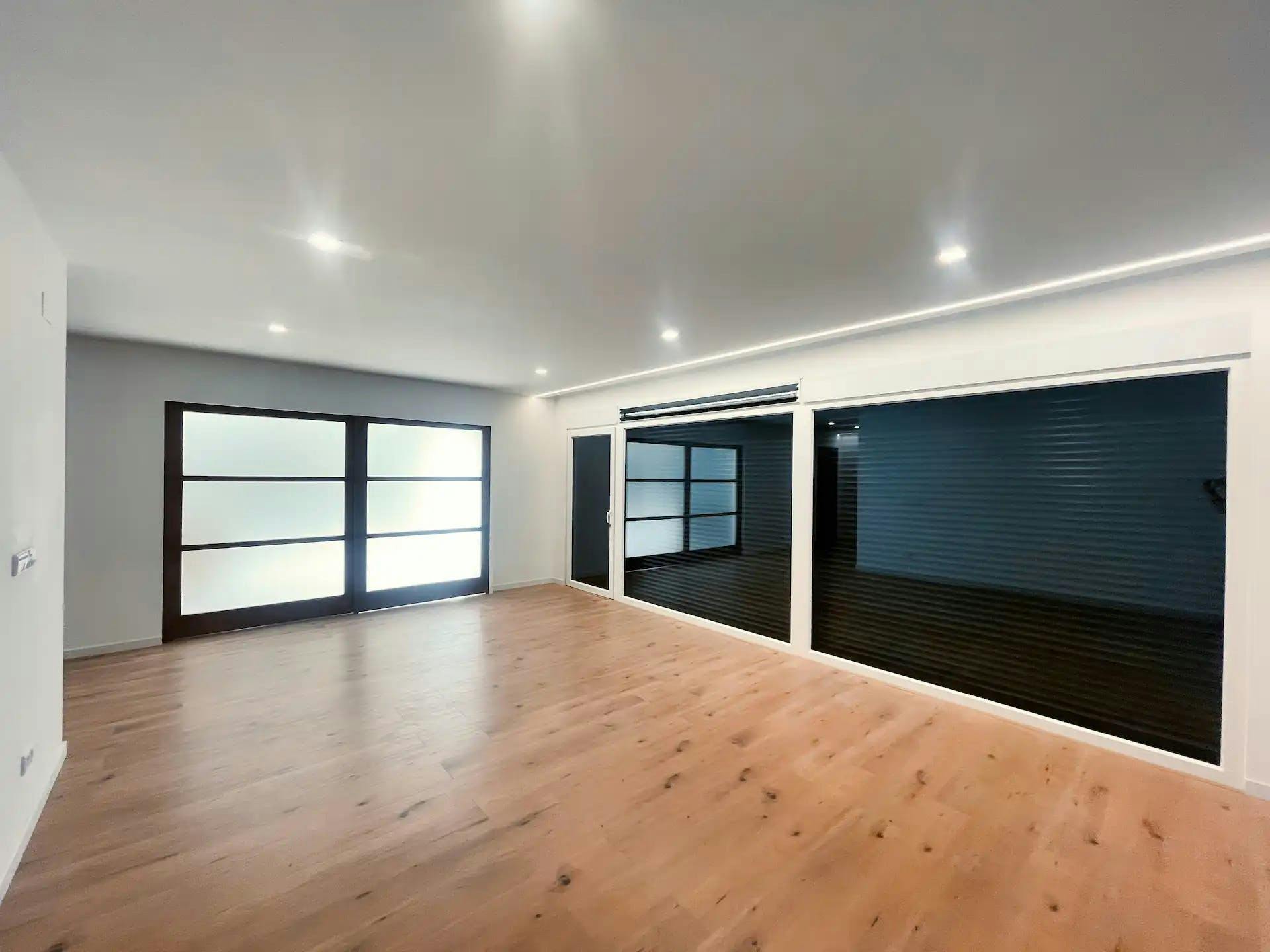 Sala com janelas, LEDs e piso flutuante
