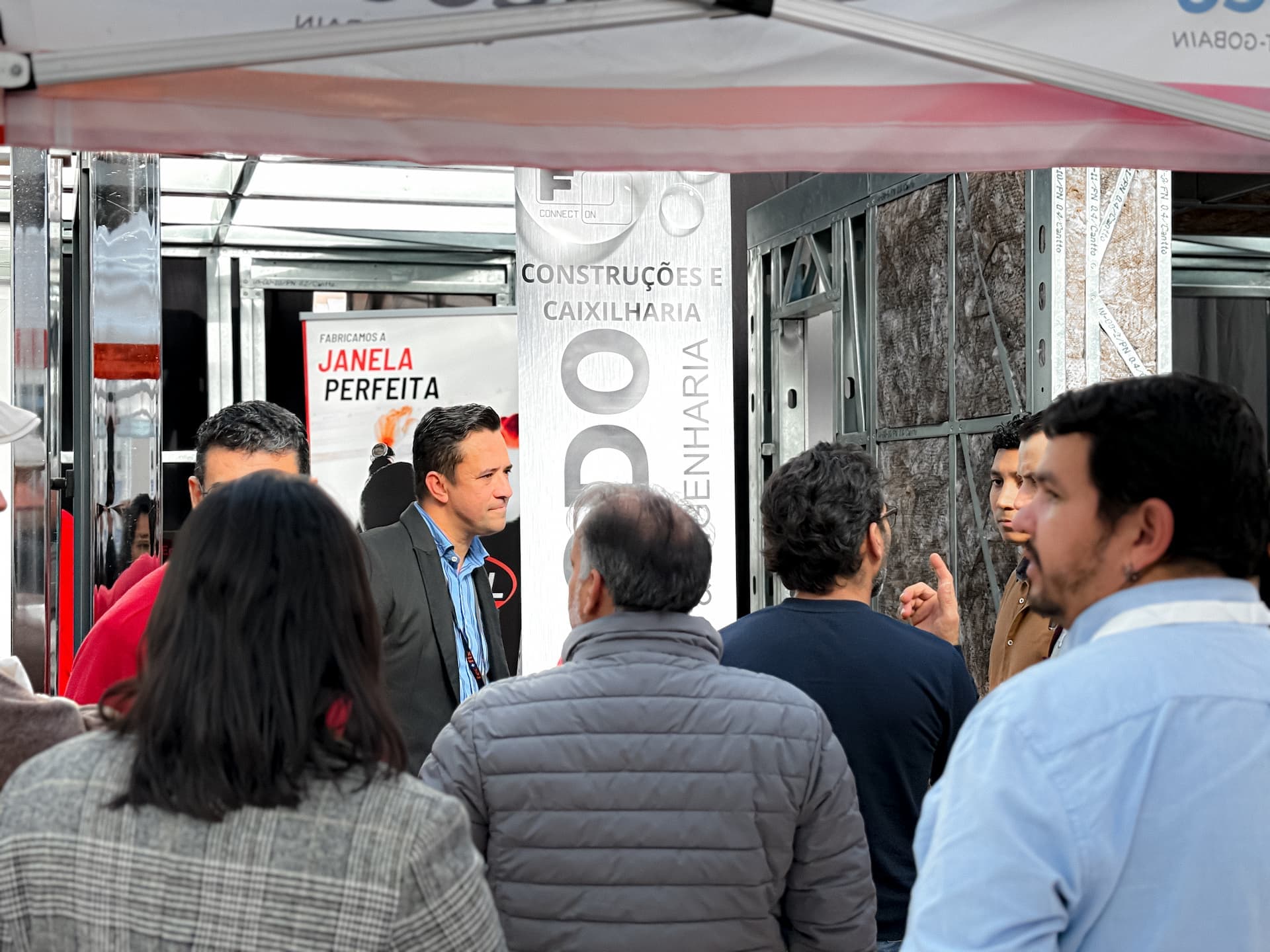 Pessoas a ver stand Êxodo Construções