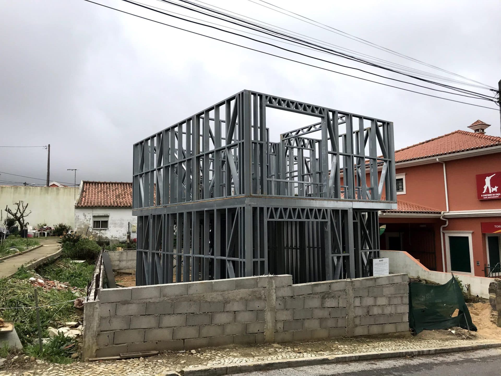 Vista frontal da estrutura de uma casa em LSF