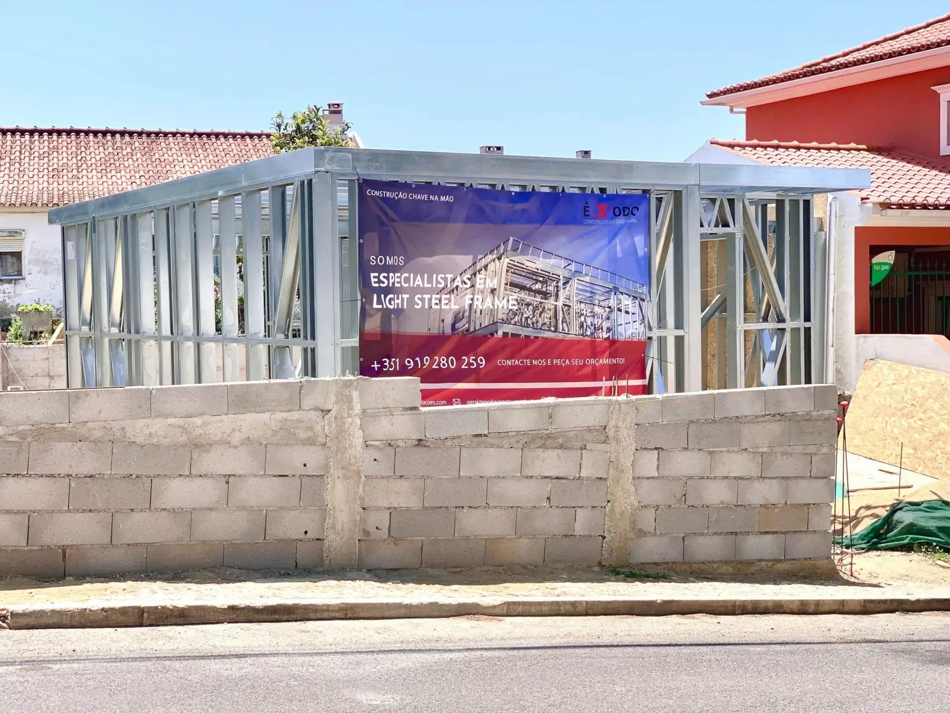 Vista frontal com banner da Exodo Construcoes