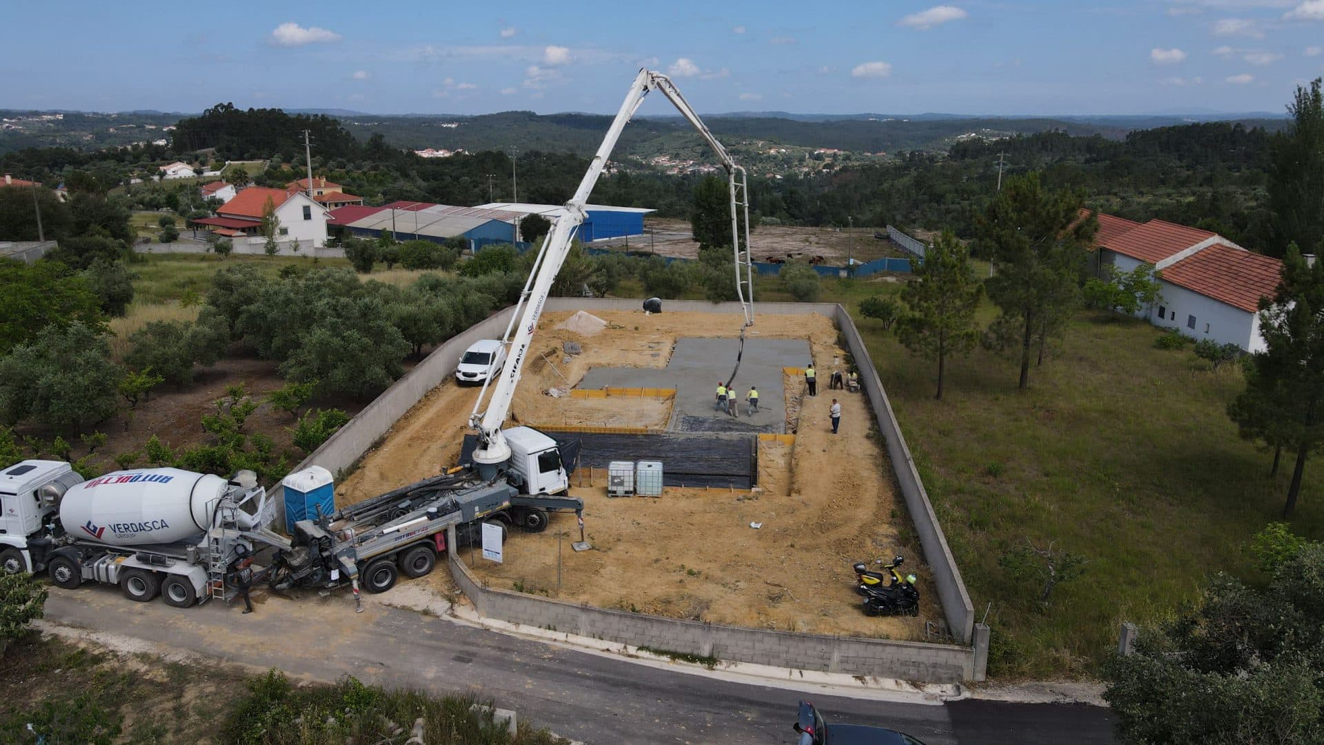 Camião a colocar betão na fundação