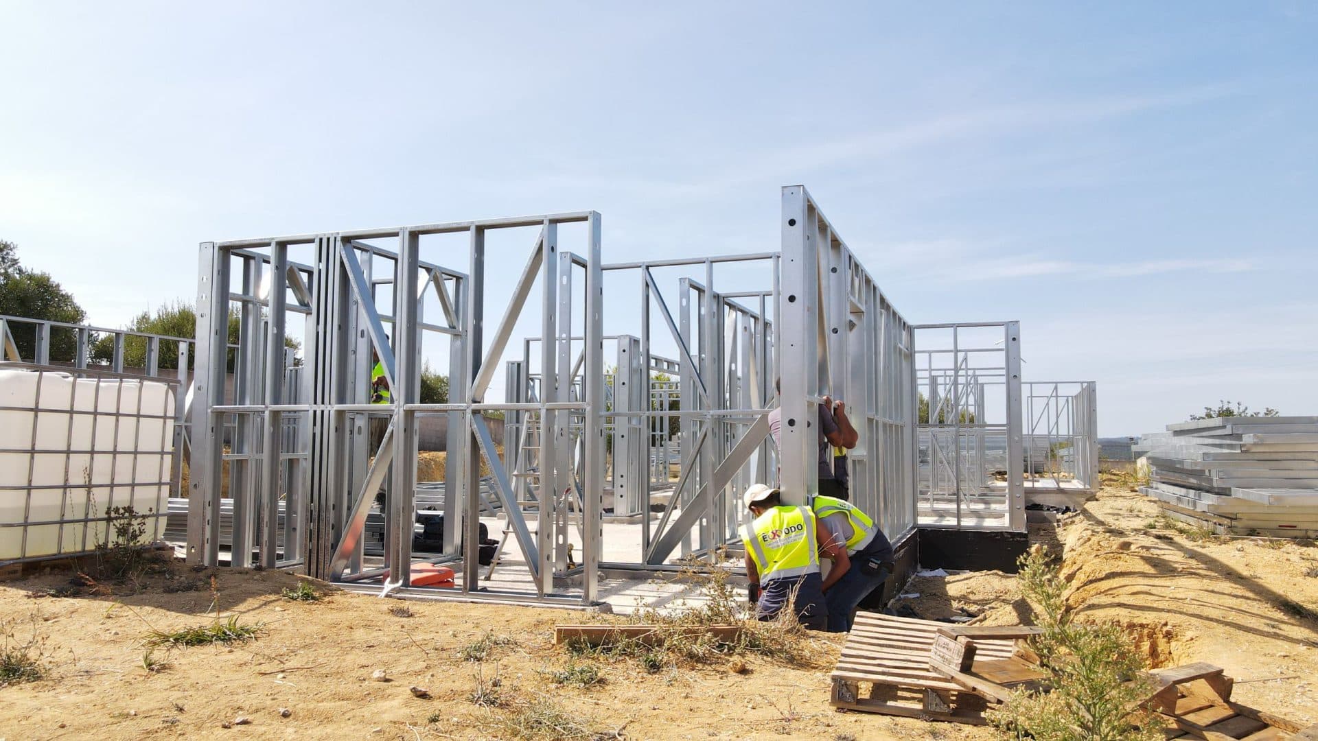 Construtores a realizar montagem de paineis LSF