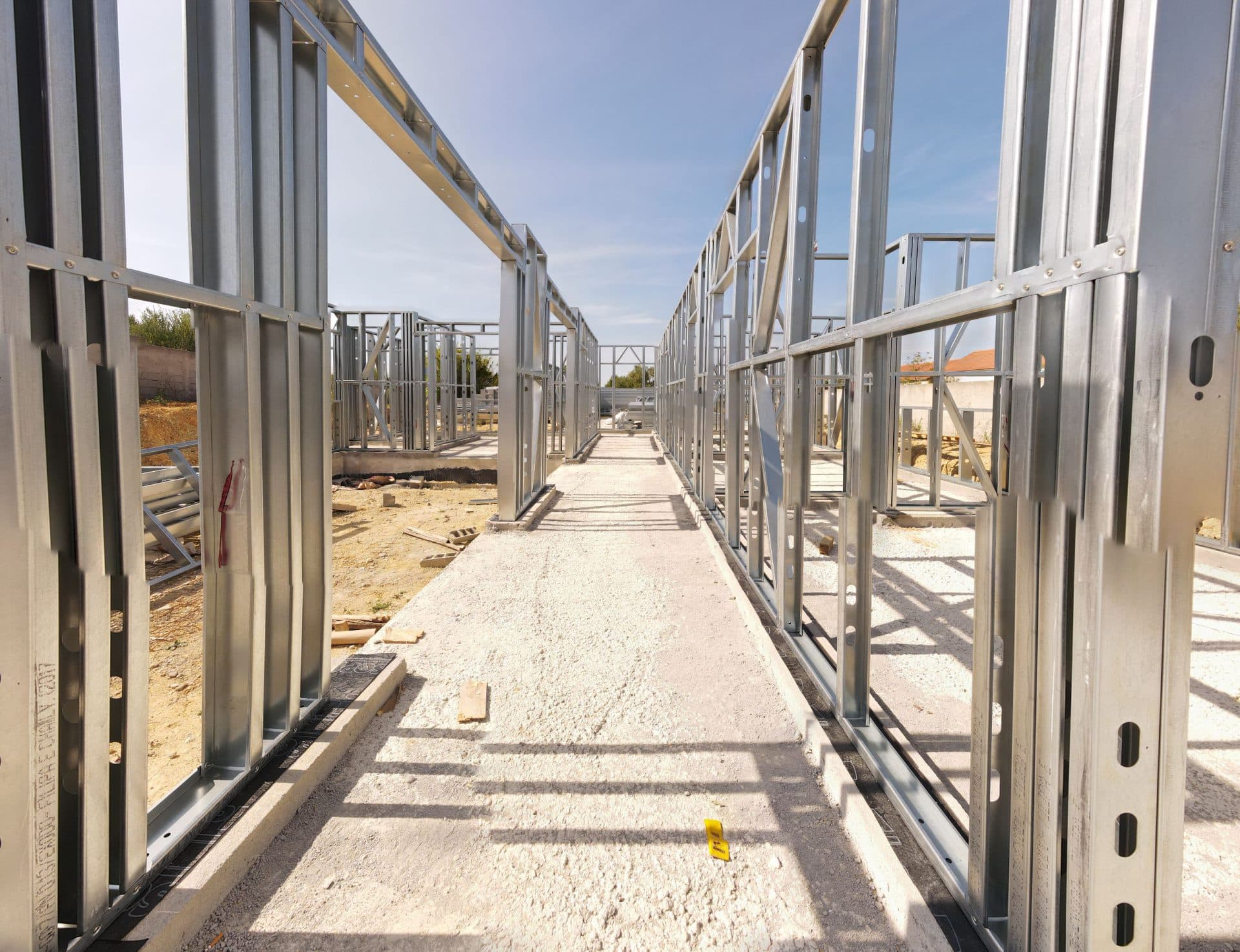 Corredor de moradia em LSF exterior