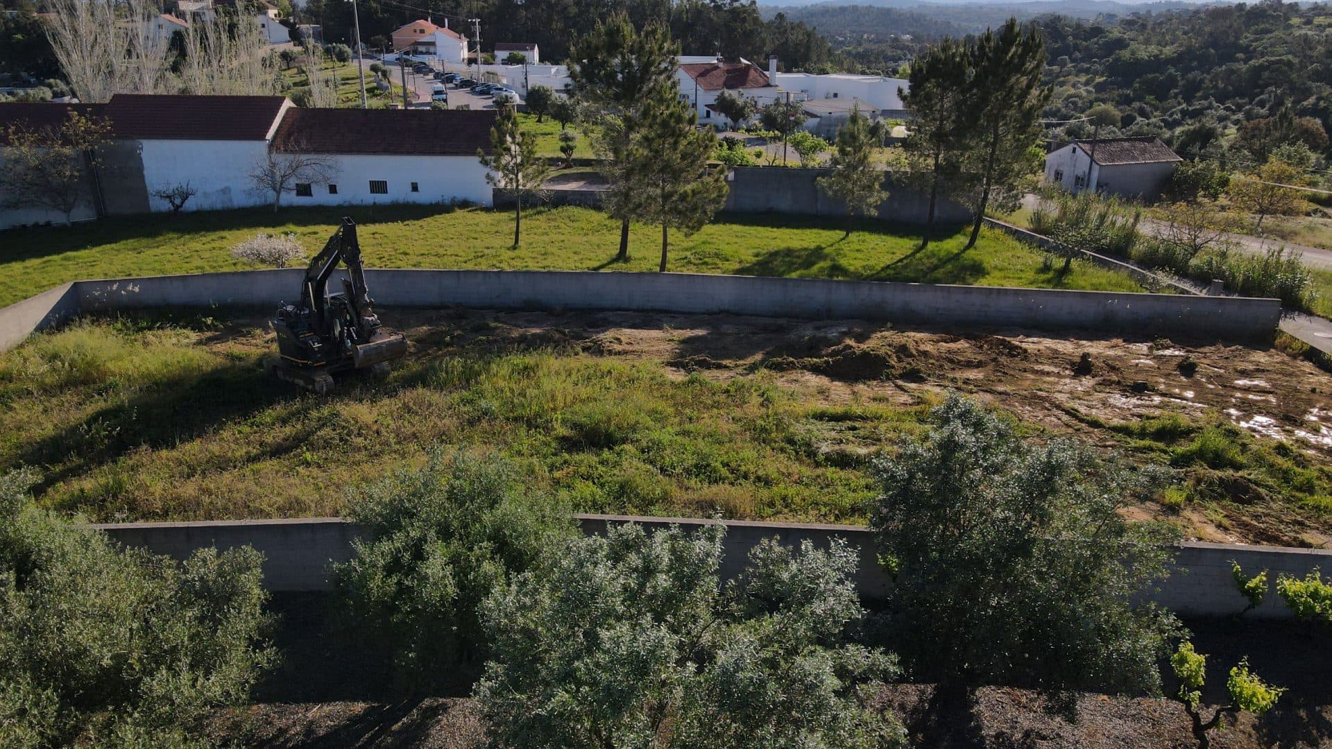 Terreno escavação com máquina