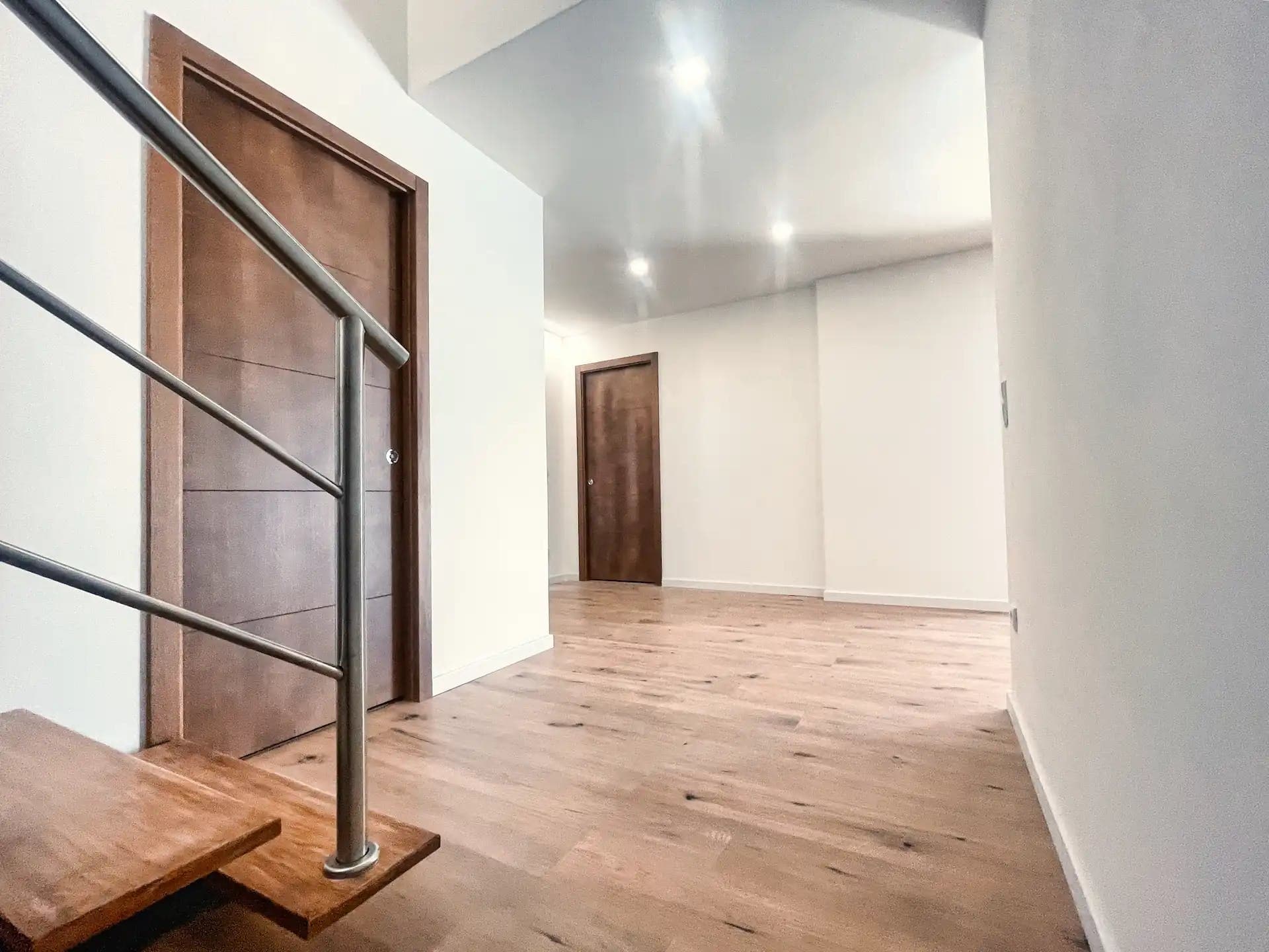 Corredor de entrada com vista para a escada