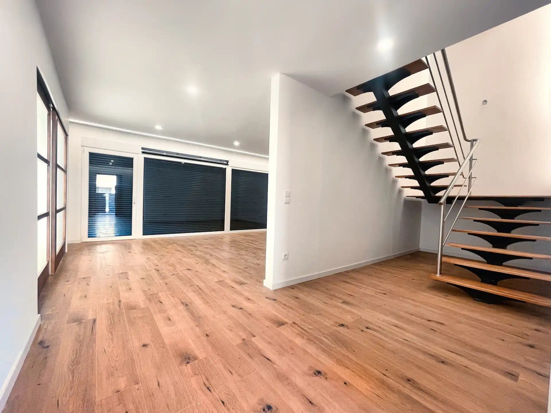 Interior de moradia nova com piso flutuante