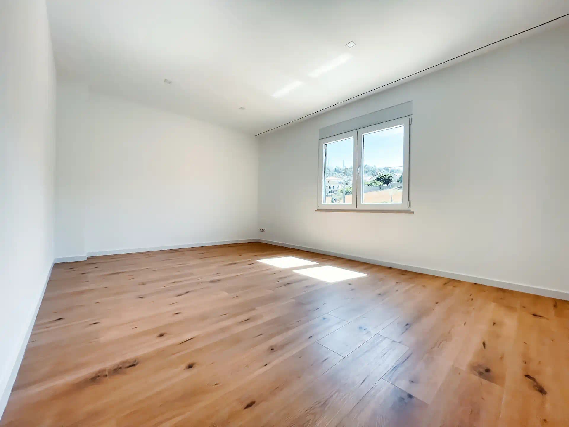 Interior de quarto com janela