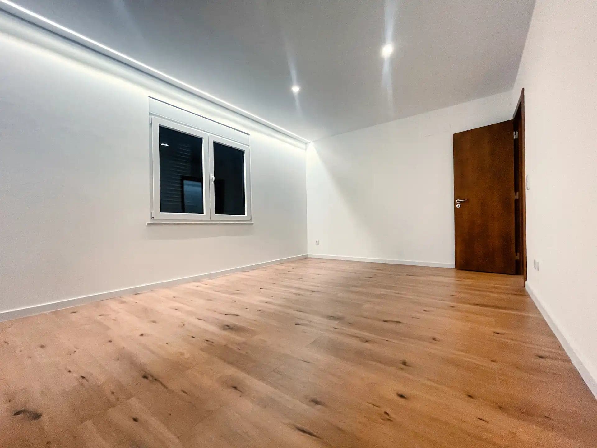 Interior de quarto com janela fechada