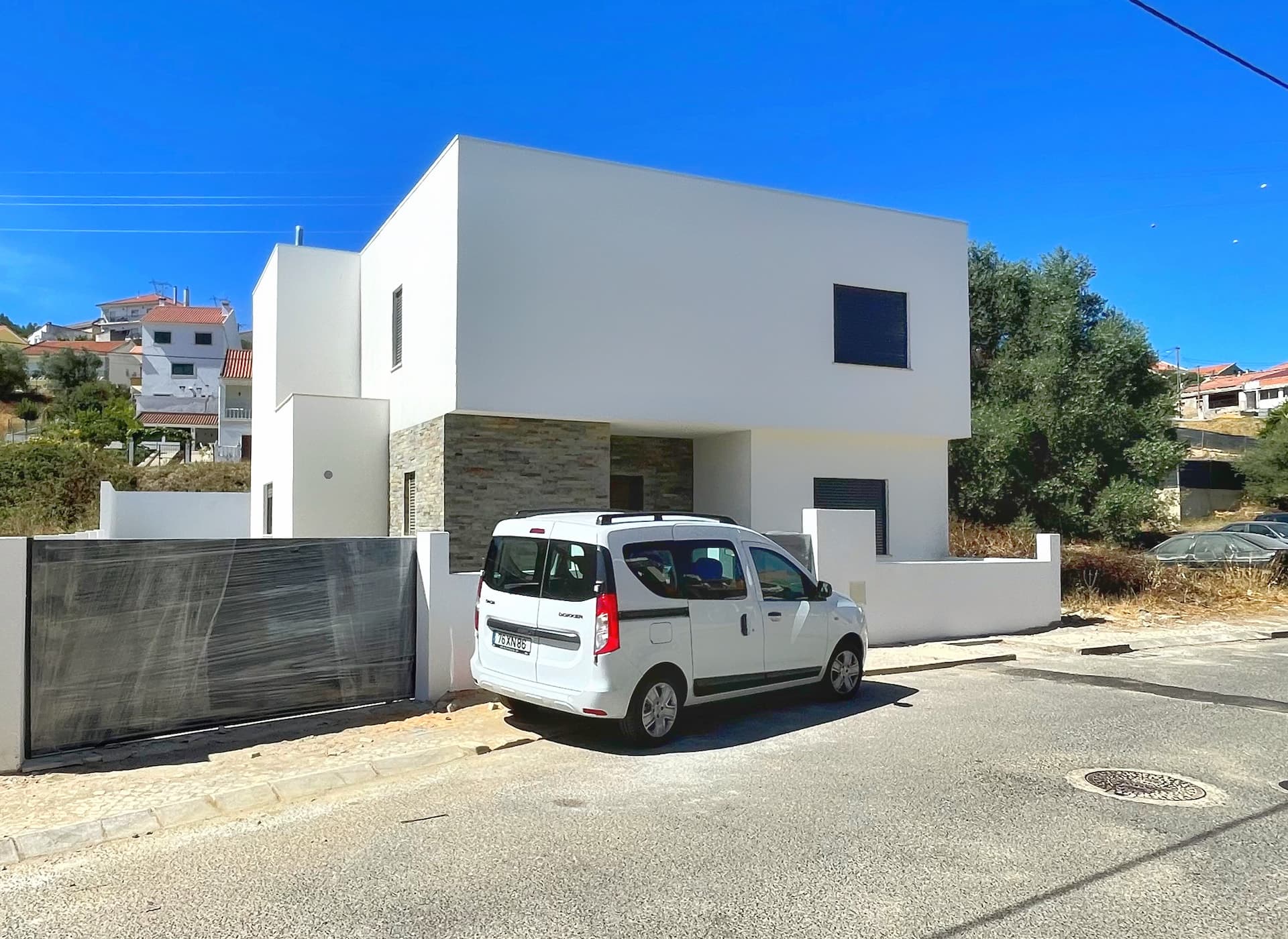 Moradia LSF com portão e carrinha na frente