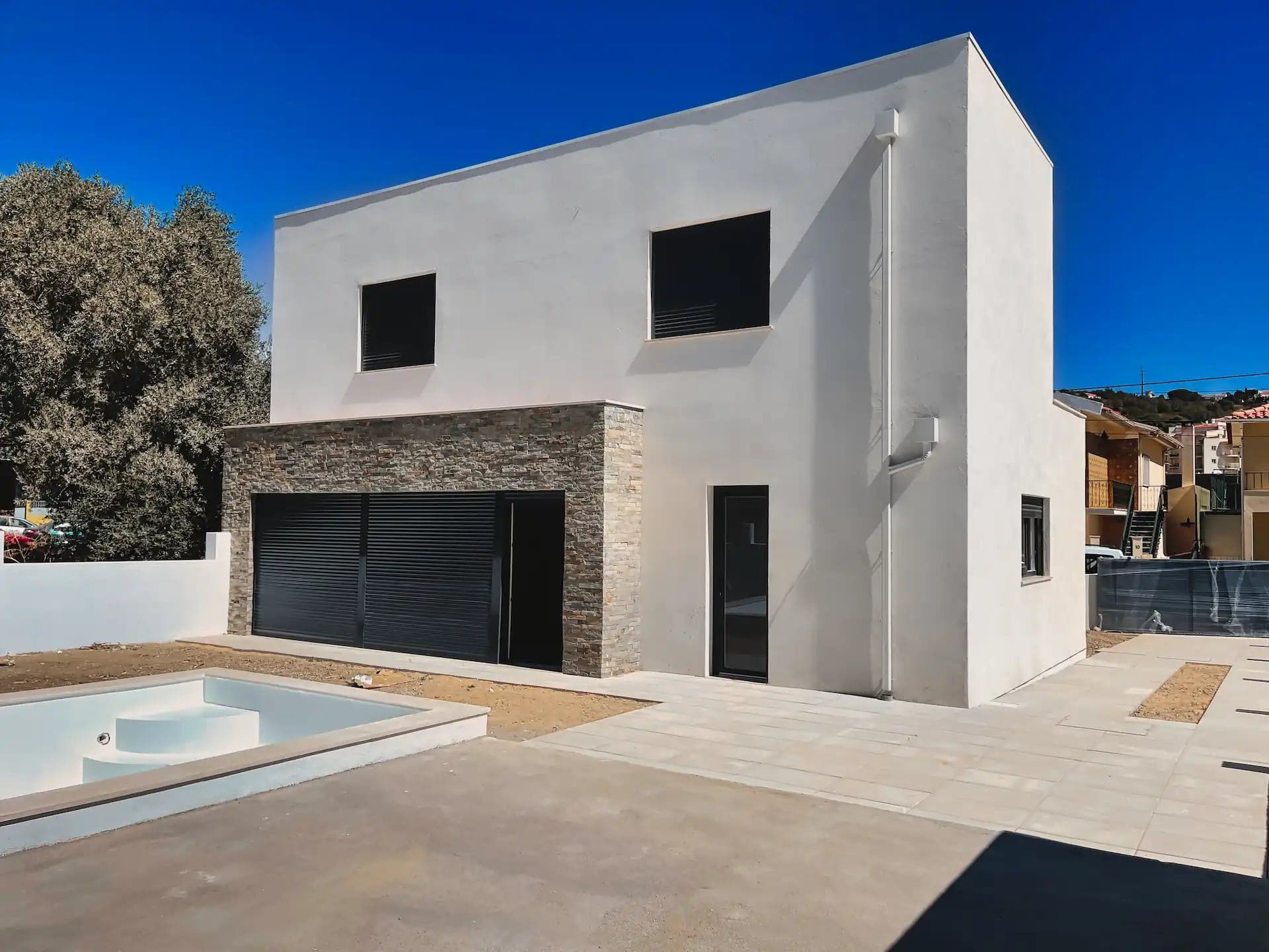 Vista exterior da casa com piscina