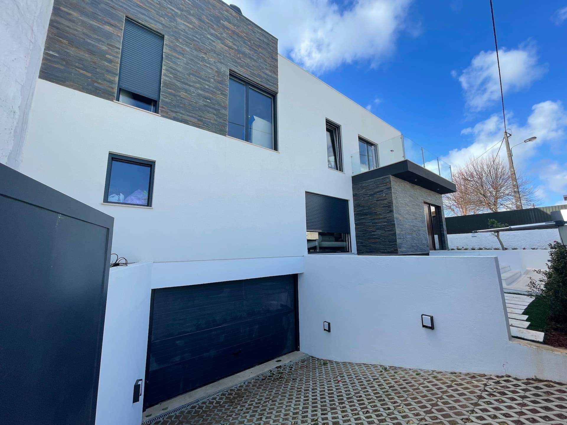 Exterior com Entrada de Garagem