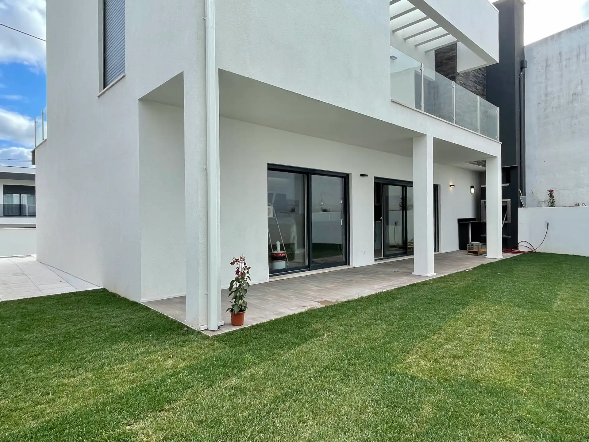 Jardim Relva de Moradia Moderna