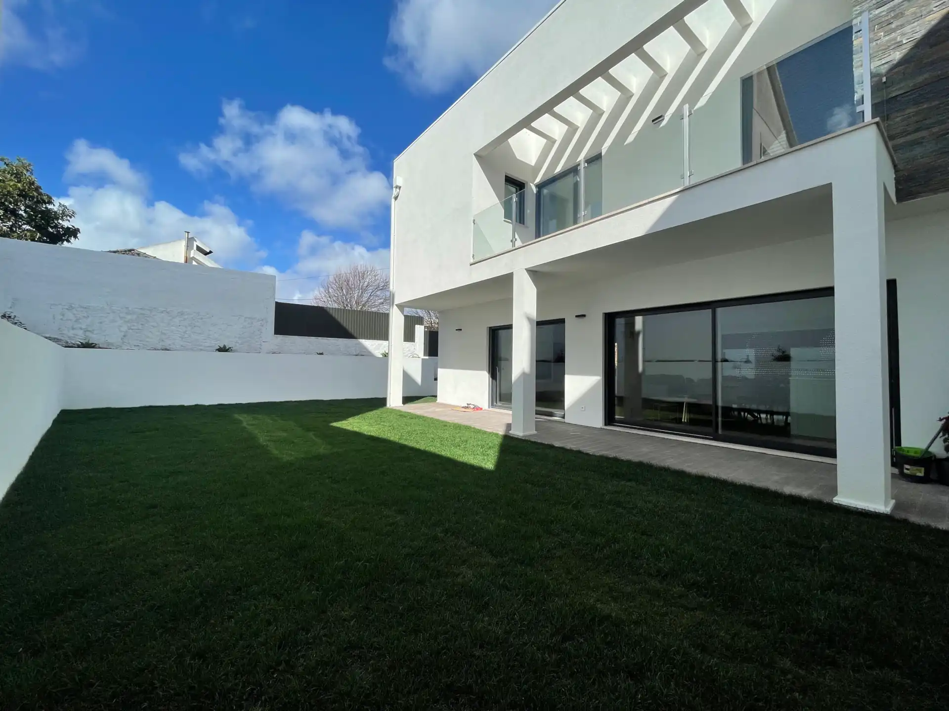 Moradia Moderna com Campo de Relva