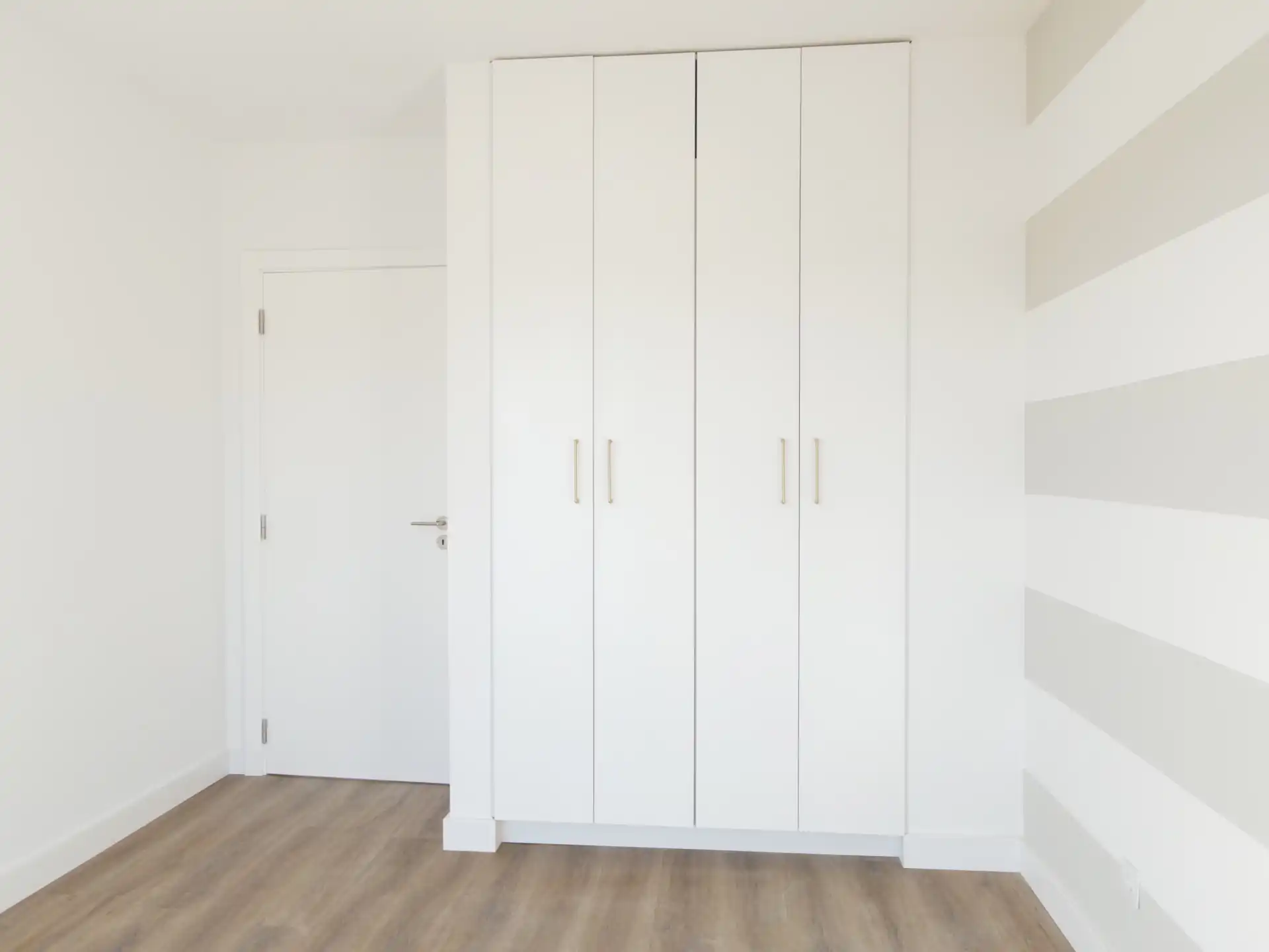 Roupeiro Branco com Detalhes Dourados