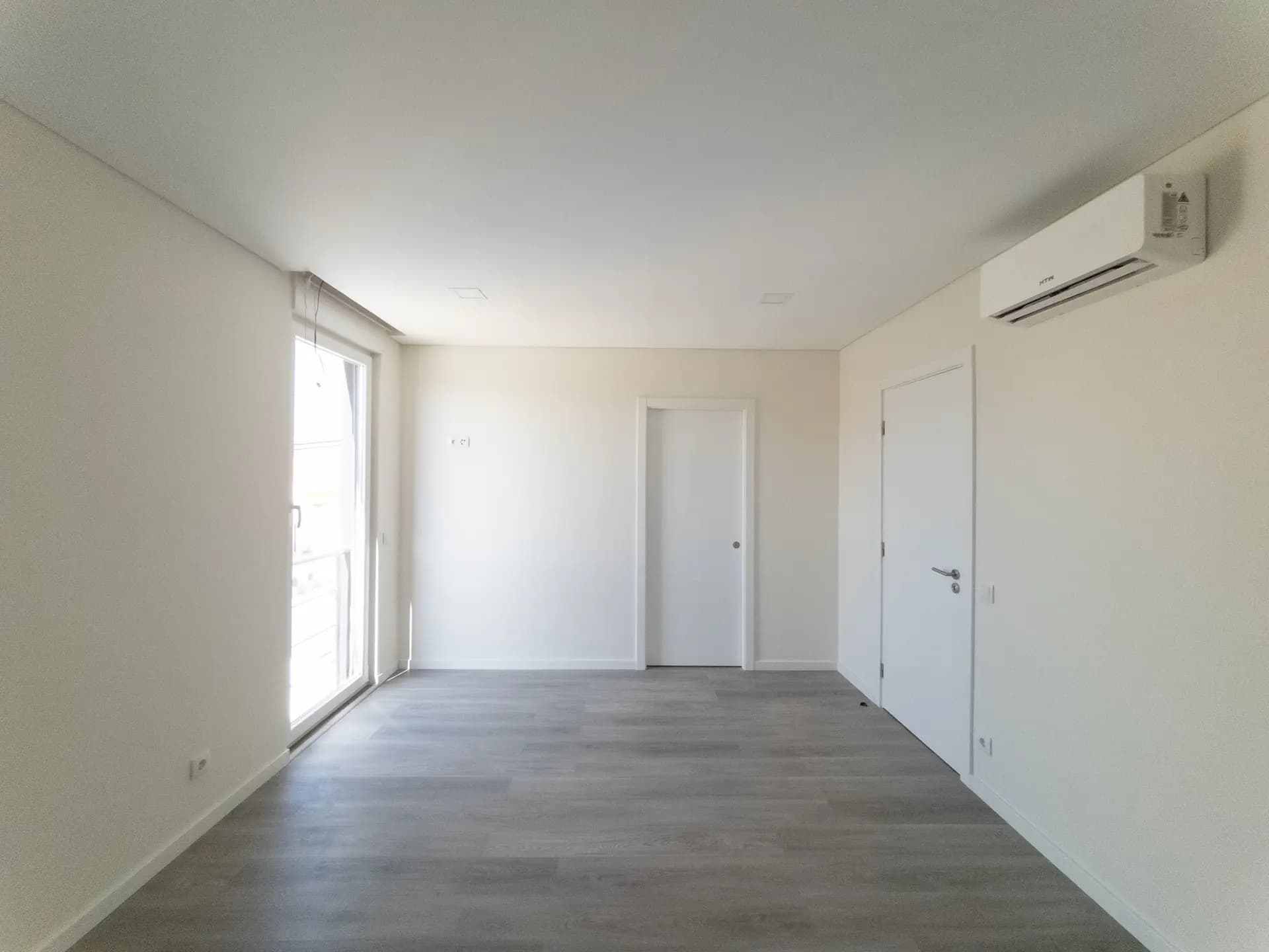 Quarto Amplo com Luz Natural