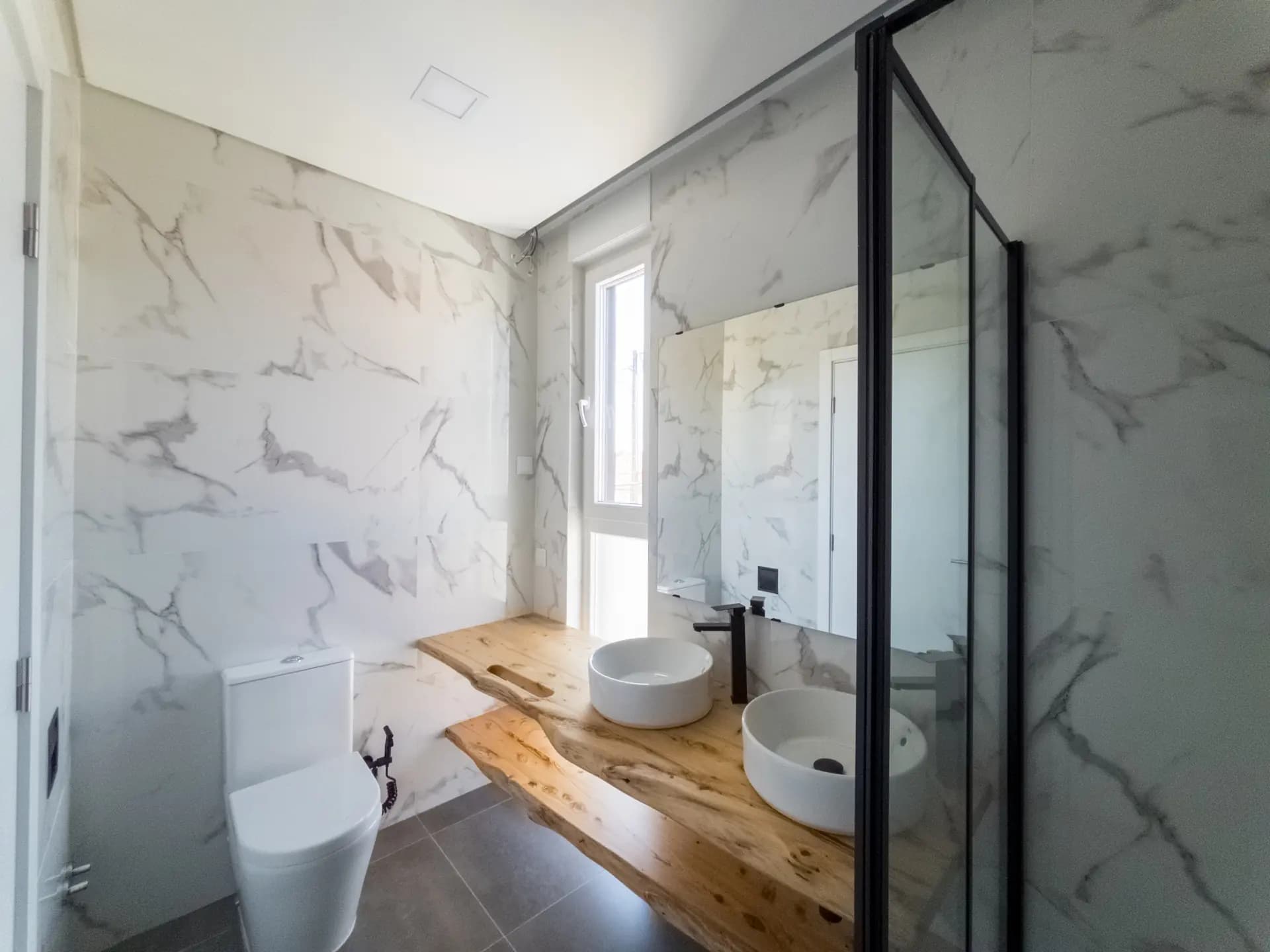 Suite Principal com Bancada em Madeira