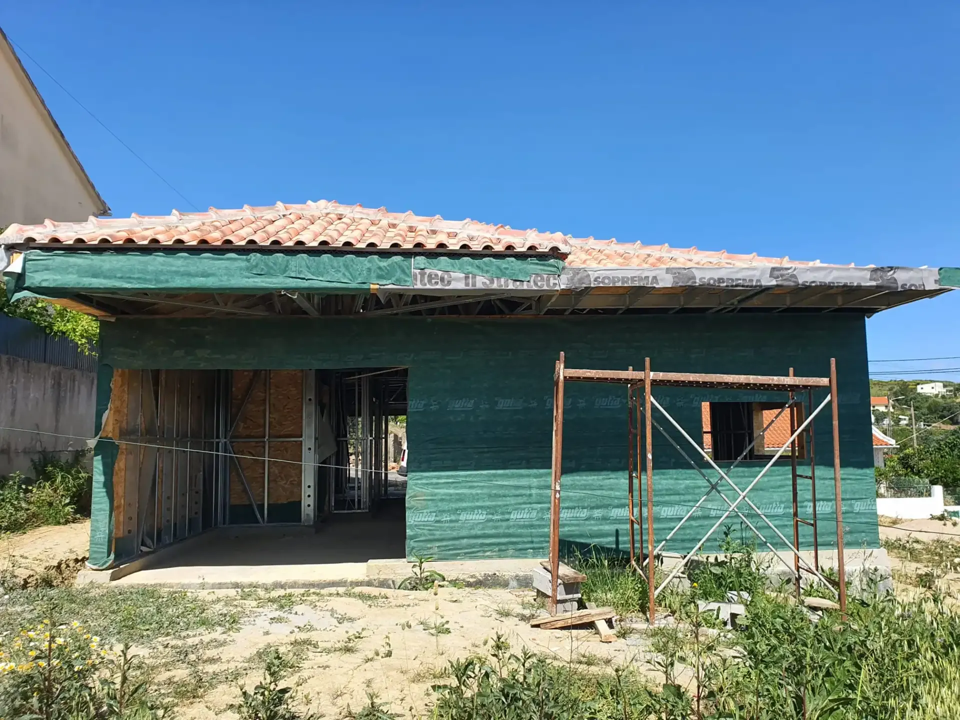 Moradia Entrada com Revestimento em OSB e Tela