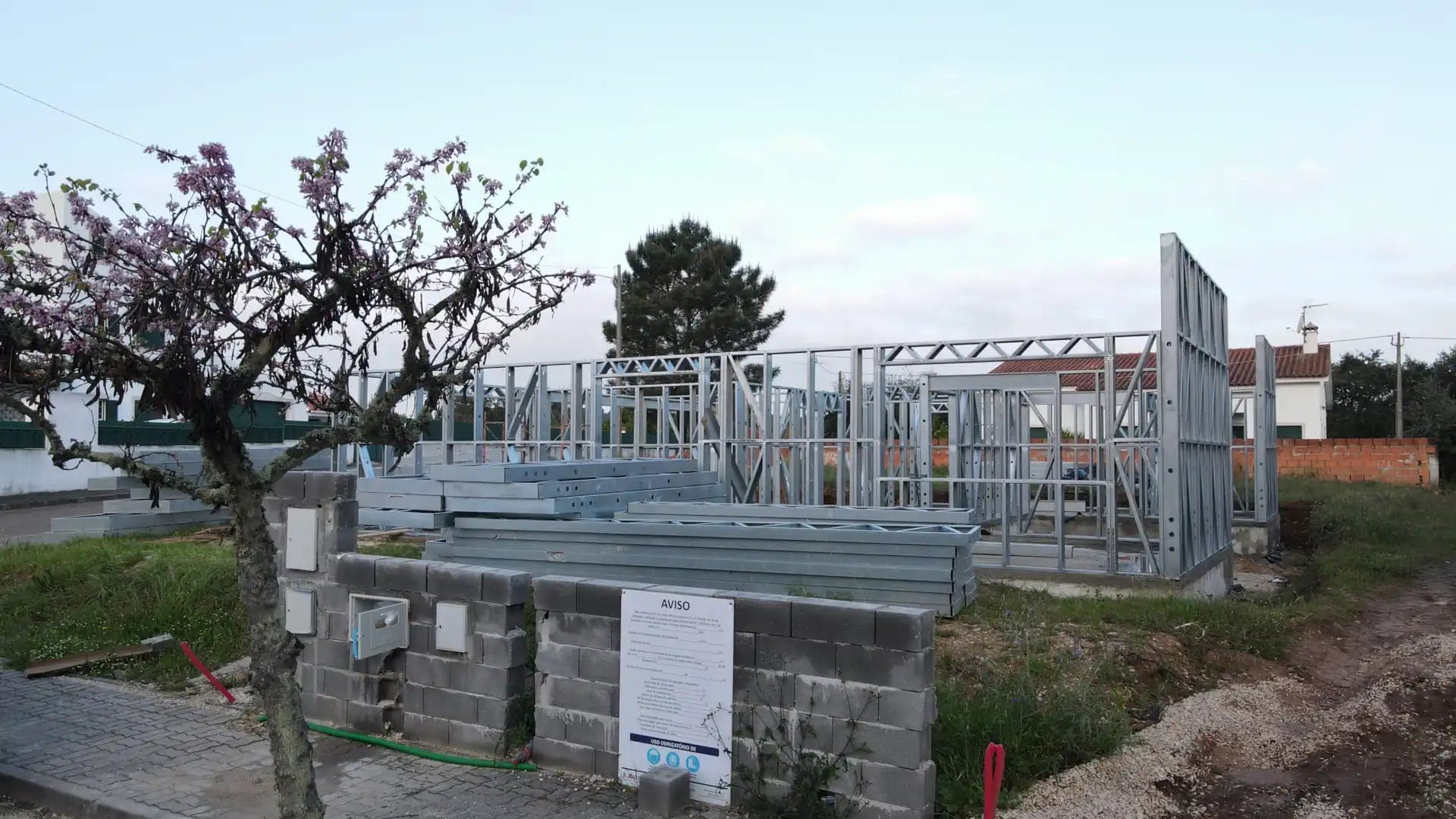 Estrutura Casa LSF com Árvore em Frente