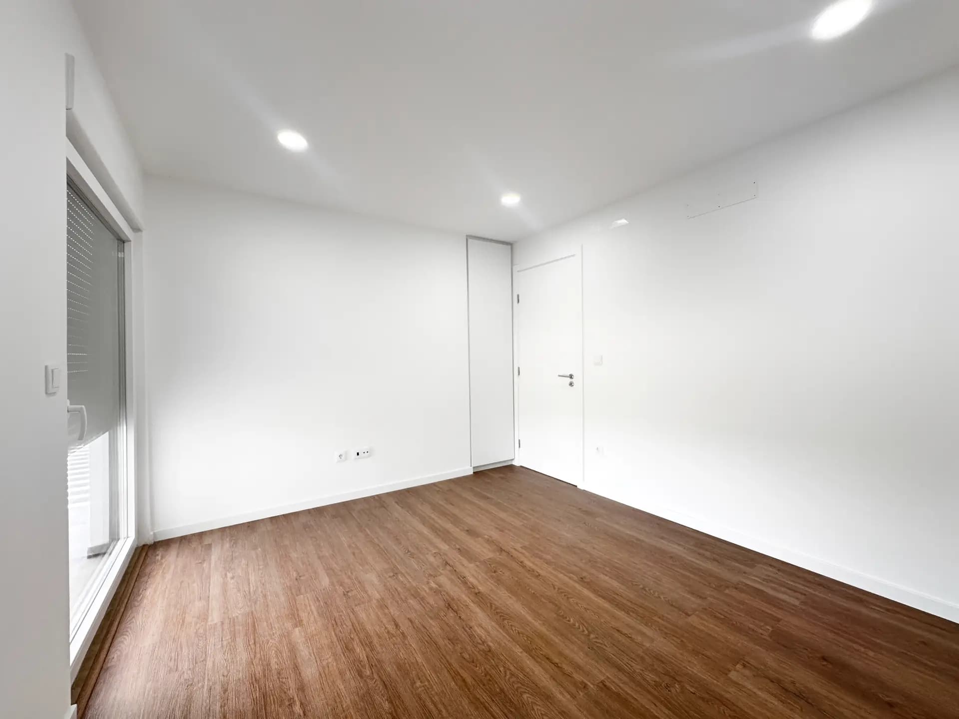 Quarto com Roupeiro Singular Porta