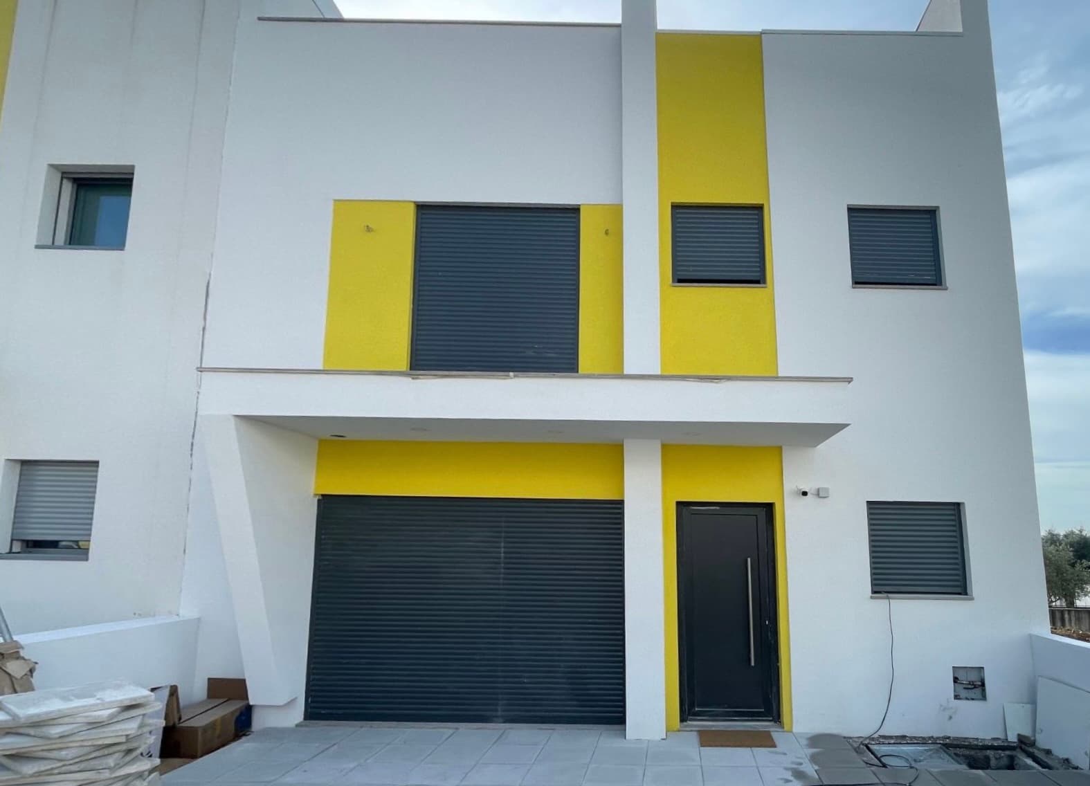 Vista Frontal Moradia Amarelo e Branco