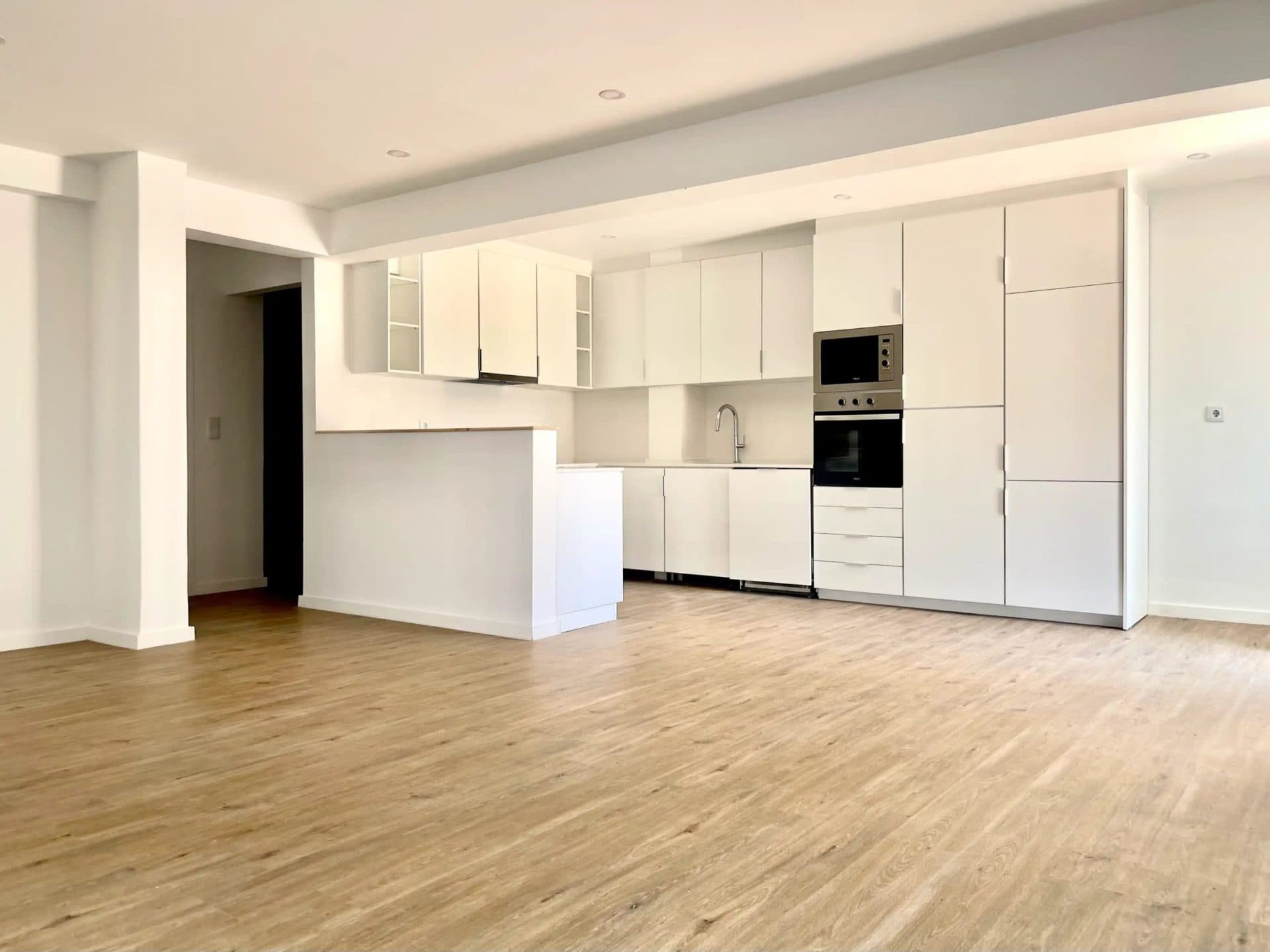 Sala Interior com Cozinha Renovada