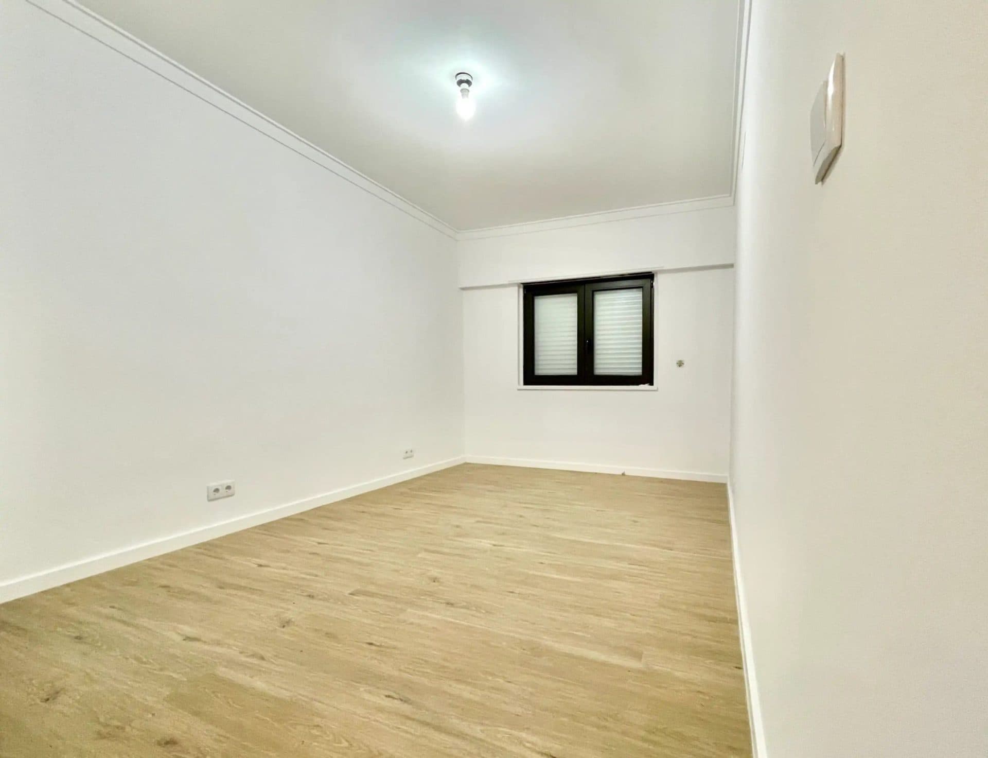 Quarto Amplo com Piso Flutuante