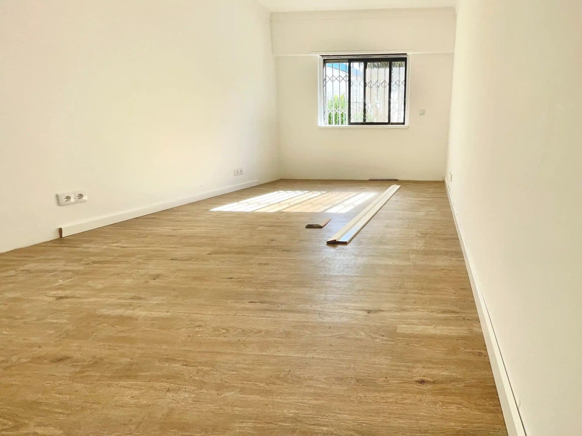 Quarto com Caixa de Flutuante no Chão
