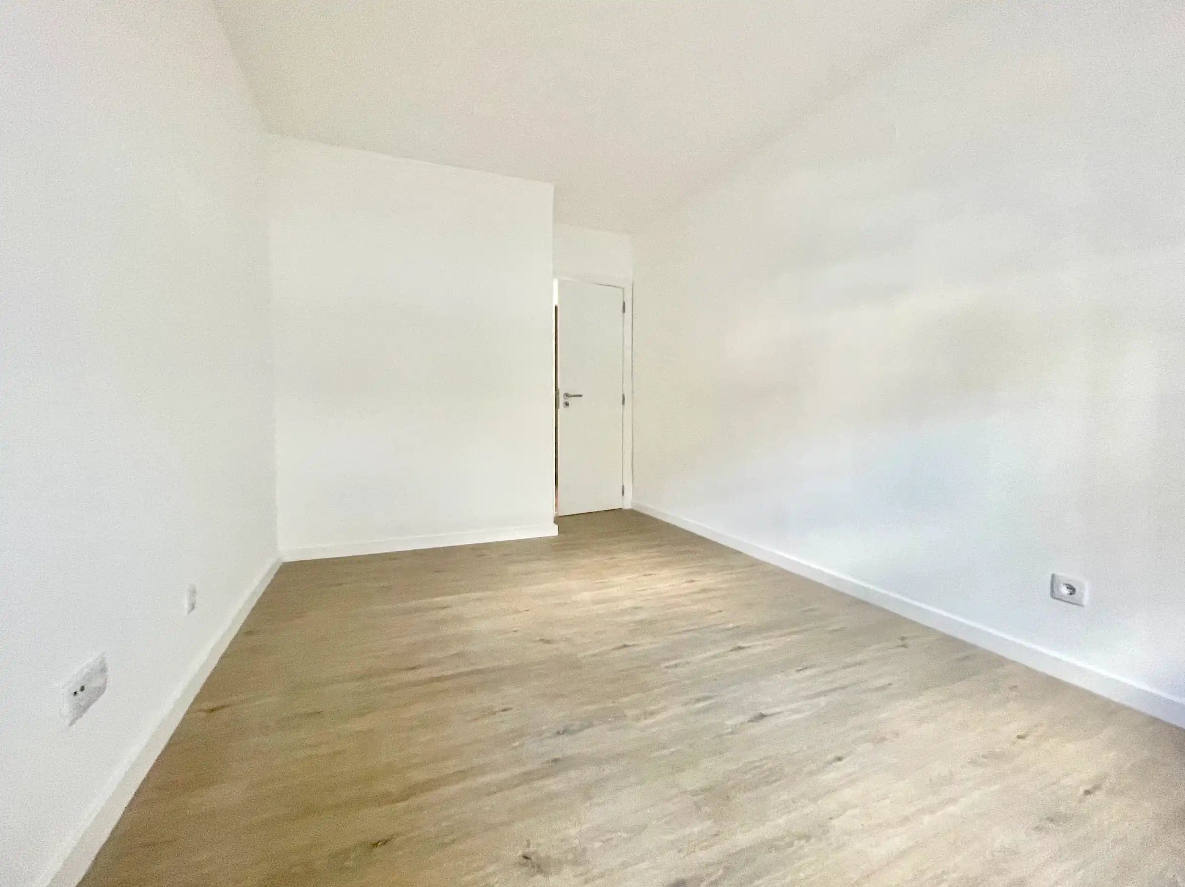 Quarto com Paredes Brancas e Luz Natural