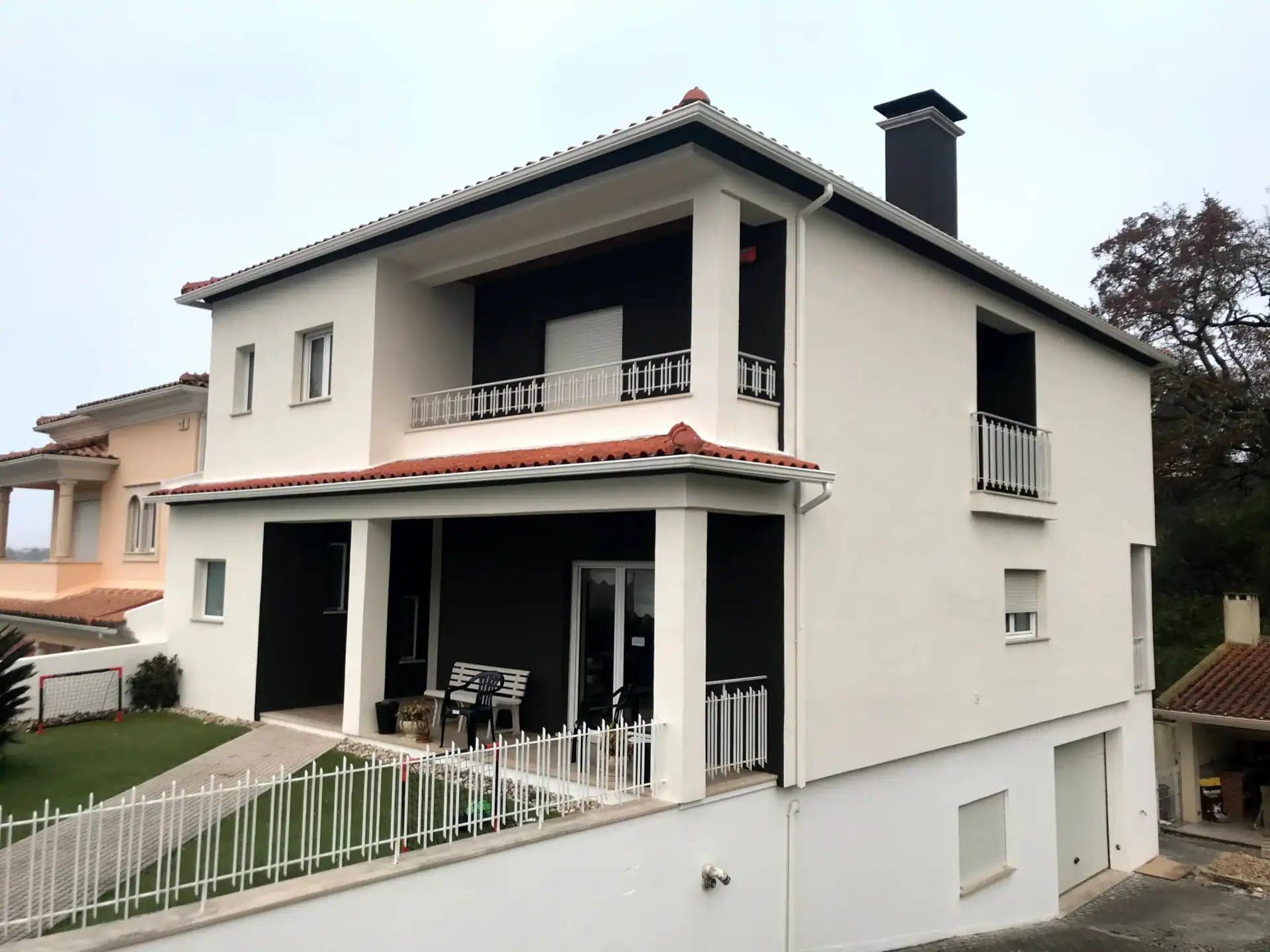 Fachada Moradia Preto e Branco