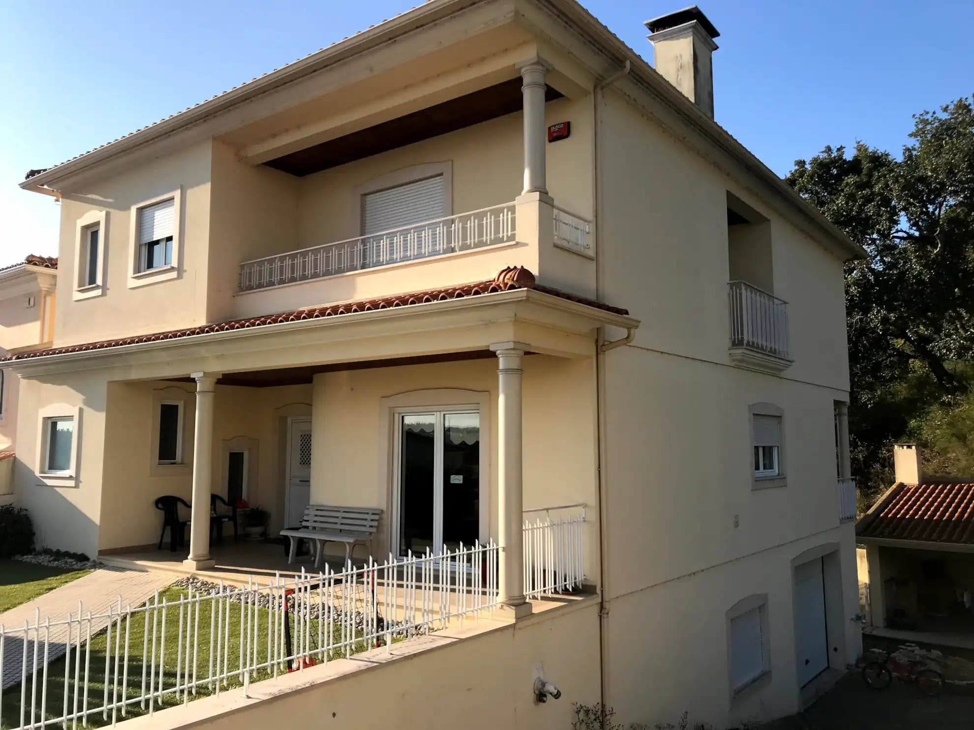 Fachada Moradia Velha Amarelo e Branco