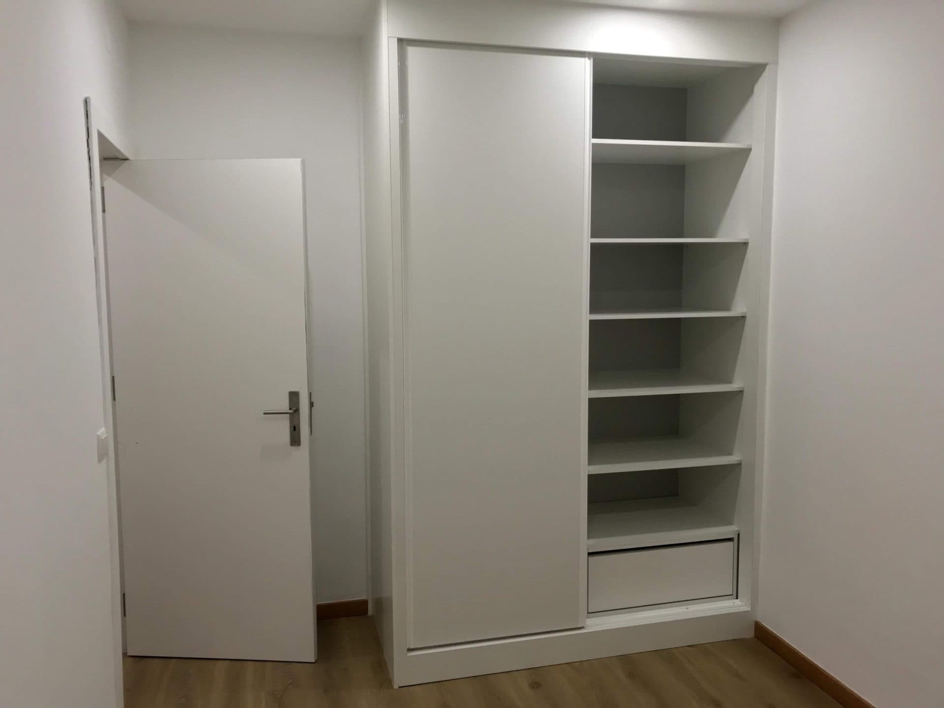 Quarto Branco com Roupeiro