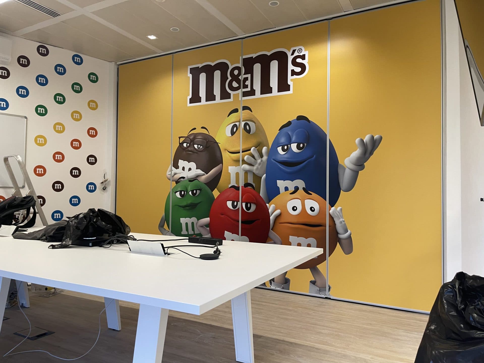 Porta de Correr com Banner da MnMs