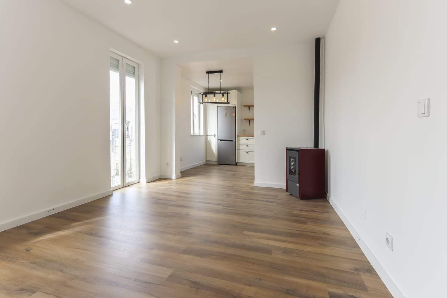 Sala Ampla Moderno com Salamandra e Cozinha ao Fundo