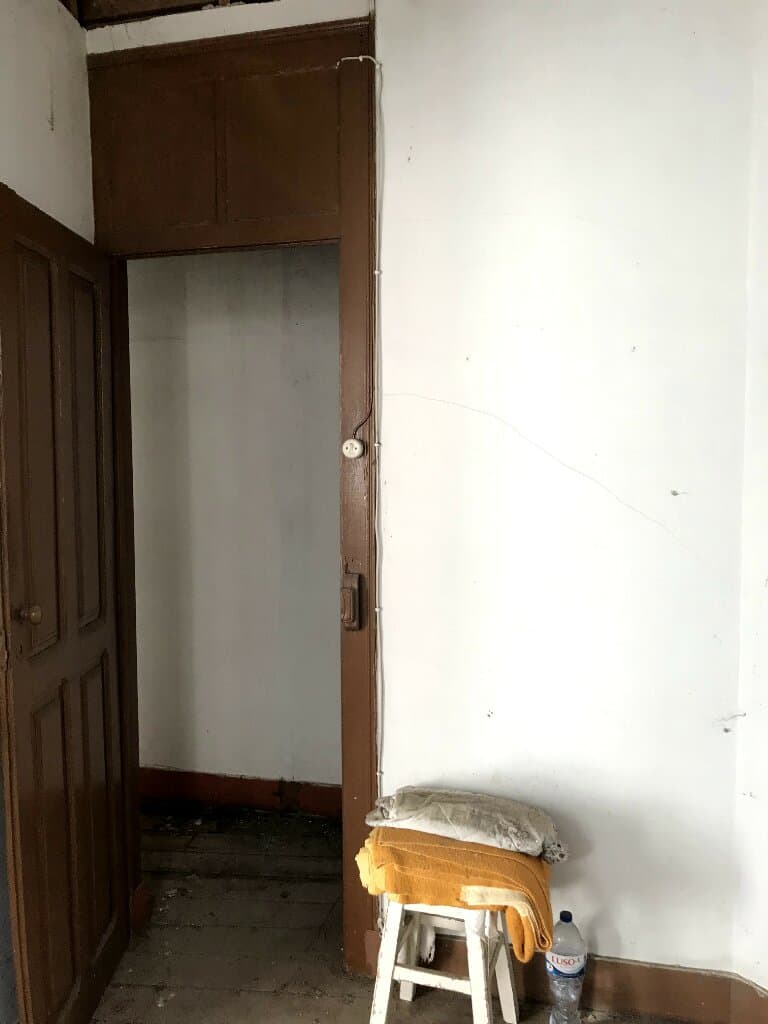 Porta Antiga Danificada