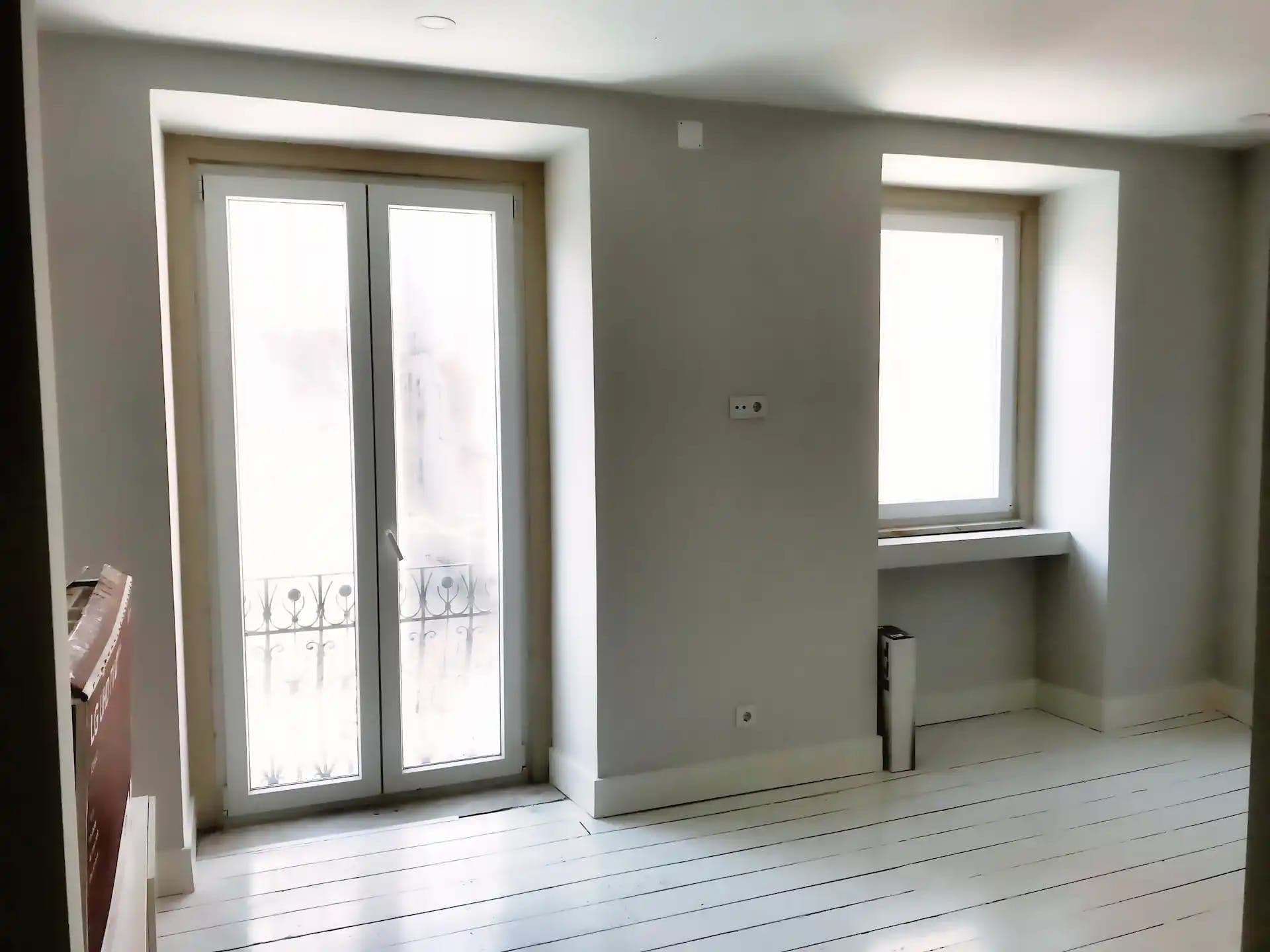 Sala Interior com Duas Grandes Portas de Puxar