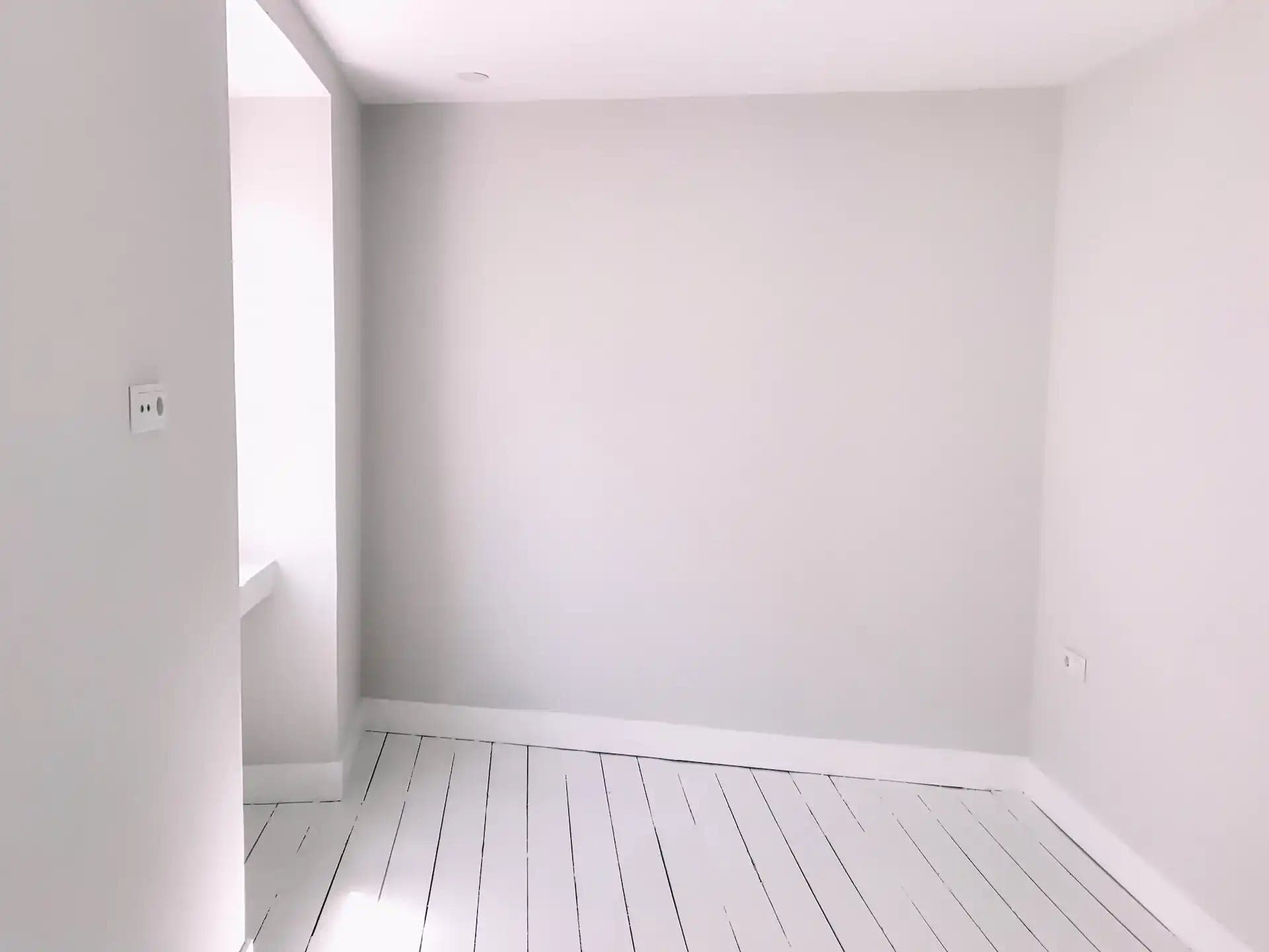 Sala Interior com Parede Branca