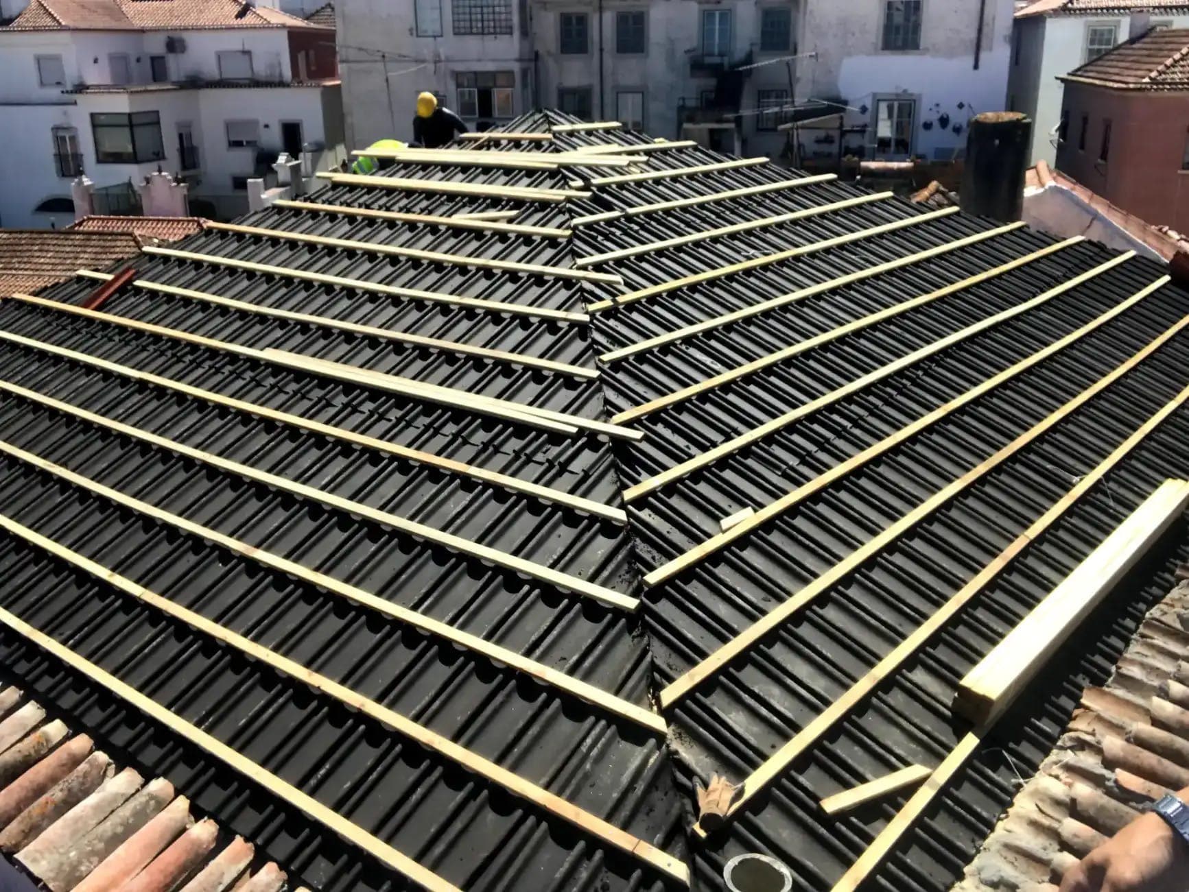 Trabalhadores a Colocar Painéis Madeira