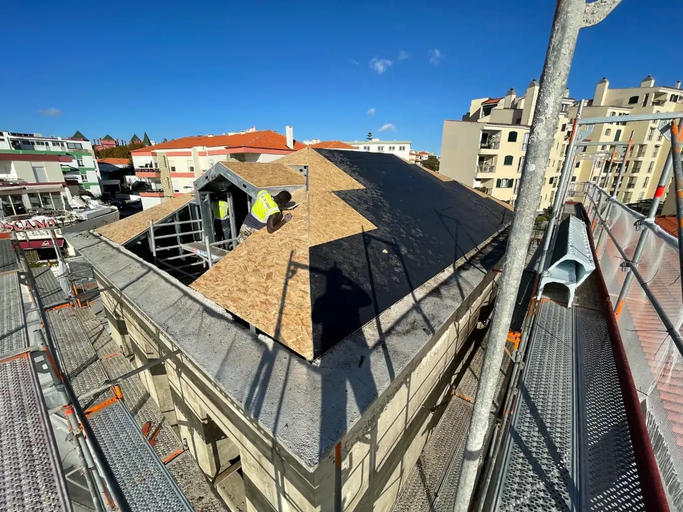 Trabalhador a Colocar OSB em Cobertura