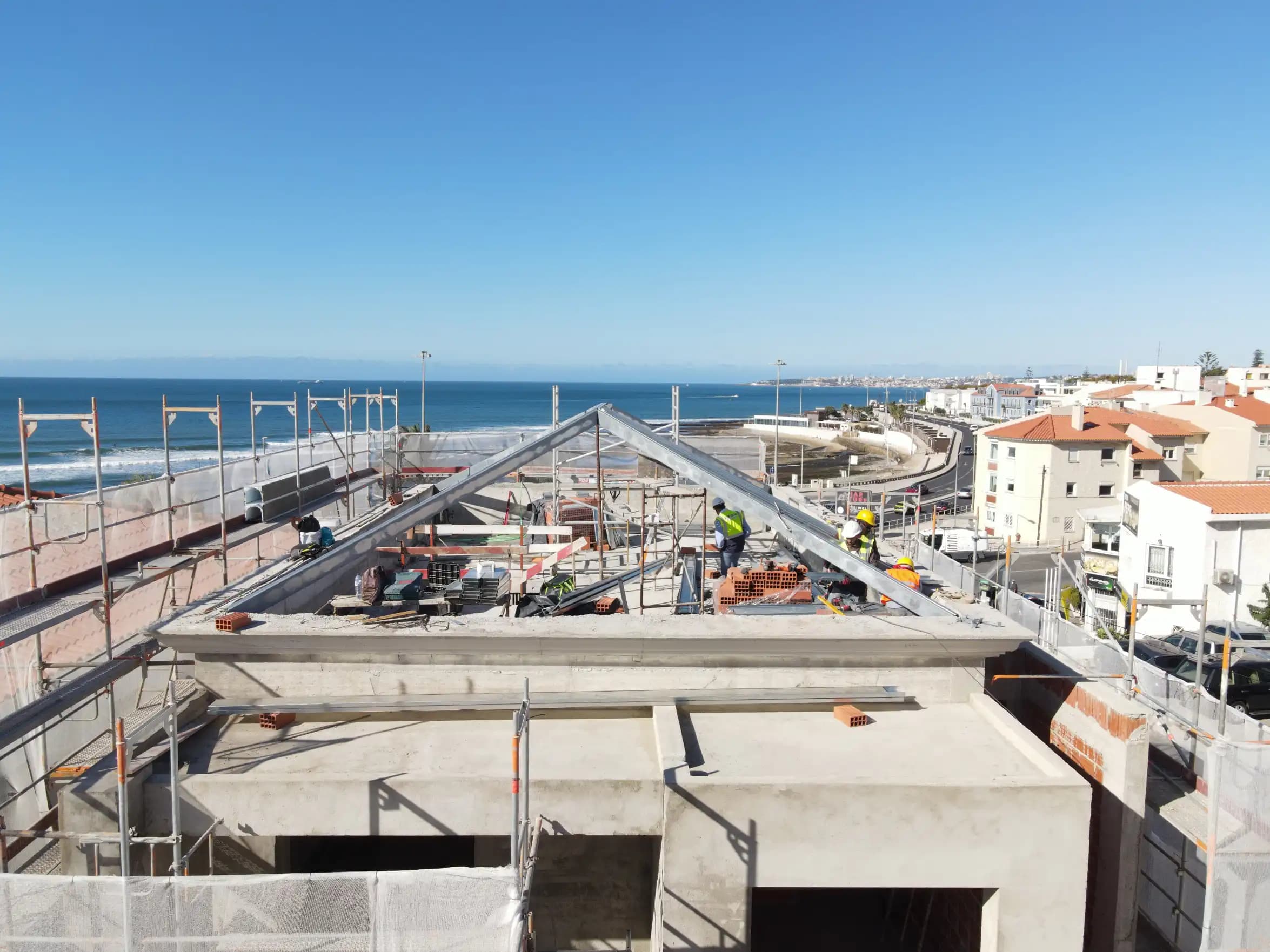 Cobertura vista frontal com mar atrás
