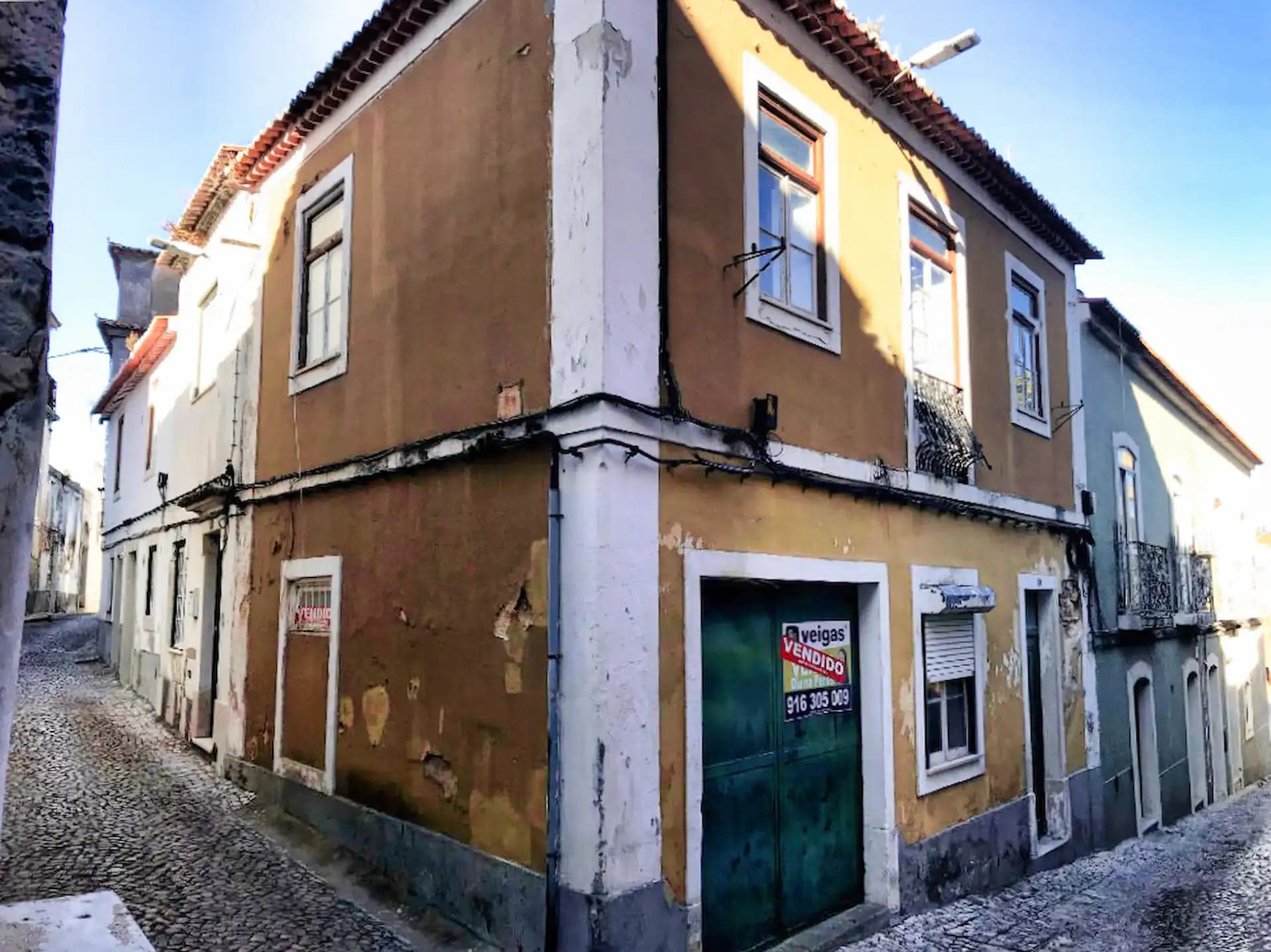Fachada edifício histórico velho fissurado