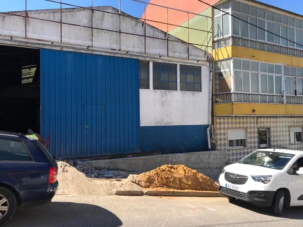 Fachada pavilhão velha limpa